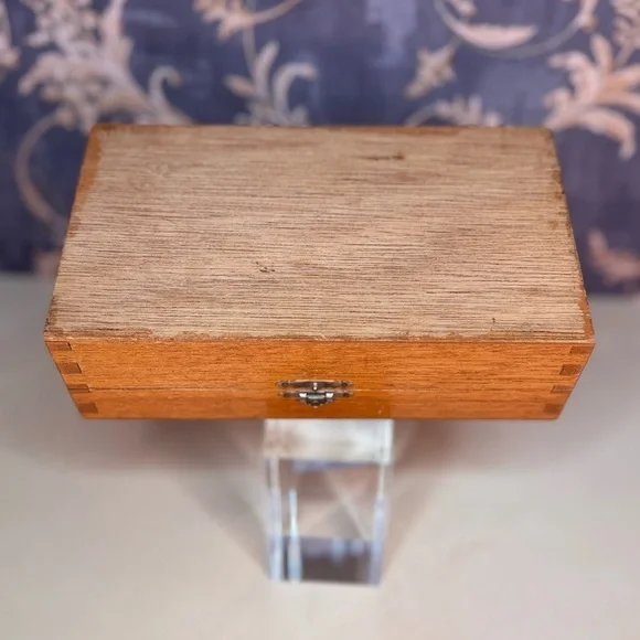 Vintage Estate Wooden Storage Box with Metal Clasp and Dovetailed Edges - Picture 7 of 10